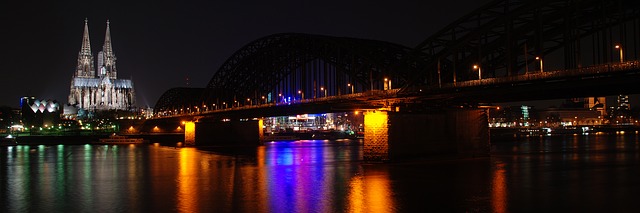 Köln bei Nacht , Kölner Dom, Hohenzollernbrücke und der Rhein