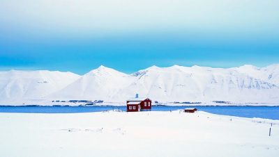 Schneelandschaft mit Haus in Island