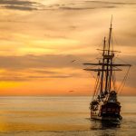 Schiff auf dem Meer im Sonnenuntergang
